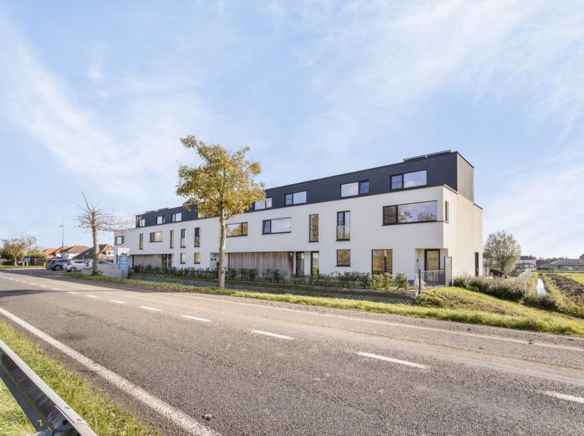 Deze recent gebouwde woning biedt een perfecte combinatie van eigentijds comfort en energiezuinigheid. De woning werd in 2022 gebouwd en heeft een ges