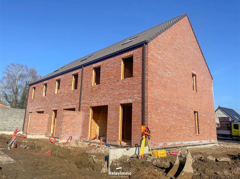 Nouvelle maison deux façades (Lot 6) avec trois chambres (poss quatre et bureau - OPTION), une salle de bain, deux emplacements de parking et jardin.