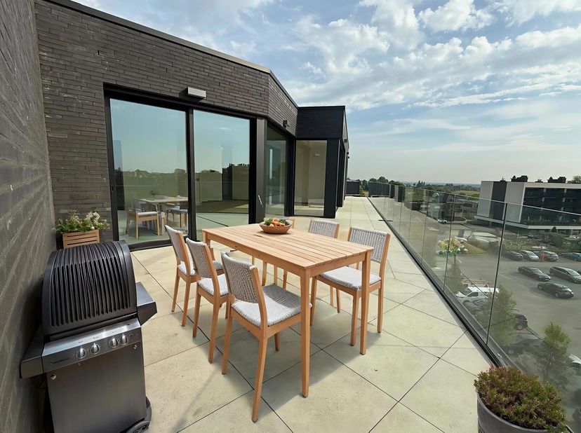 Deze ruime penthouse met 3 slaapkamers is gelegen in Residentie Plume in het hart van Asse.&lt;br /&gt;
Vanop het terras geniet je van een prachtig verzicht