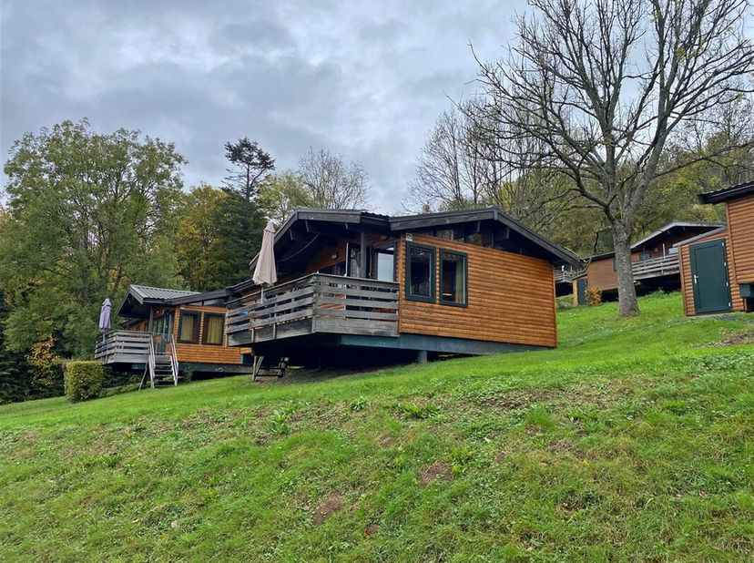 MCA Immobilier biedt u deze chalet n°179 op het park Vallée les Etoiles vlakbij Dinant, midden in de Ardennen op een eigen terrein van 253 m². Deze ch