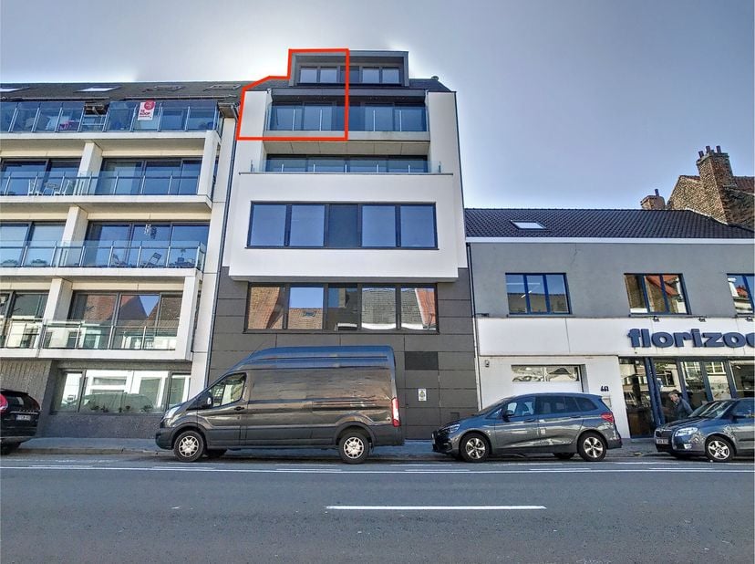 Ce magnifique appartement en duplex est situé le long de la Nieuwpoortsesteenweg à Ostende-Mariakerke. L&#039;appartement à louer est situé au quatrième ét