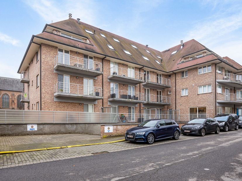 In het centrum van Kortemark treffen we dit ruime, lichtrijke duplex appartement mét garage aan. Het appartement, gelegen op de derde verdieping, best