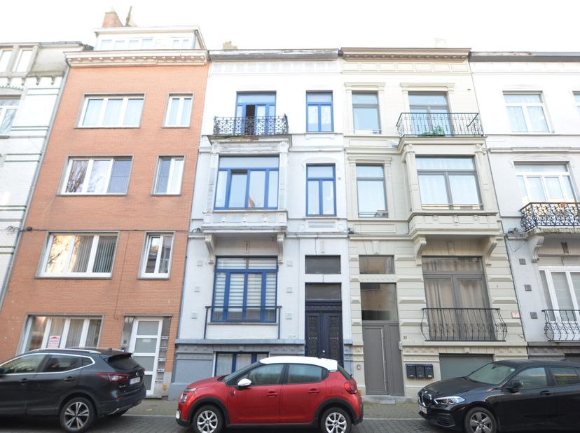 Goed gelegen opbrengsteigendom met 4 erkende appartementen in herenhuis. Alle appartementen zijn verhuurd.&lt;br /&gt;
Indeling:&lt;br /&gt;
* kelder: woonkamer,