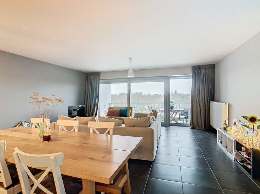 Appartement spacieux et lumineux de deux chambres à louer à Bruges, dans un emplacement privilégié près de la gare. Grâce à son emplacement idéal, vou
