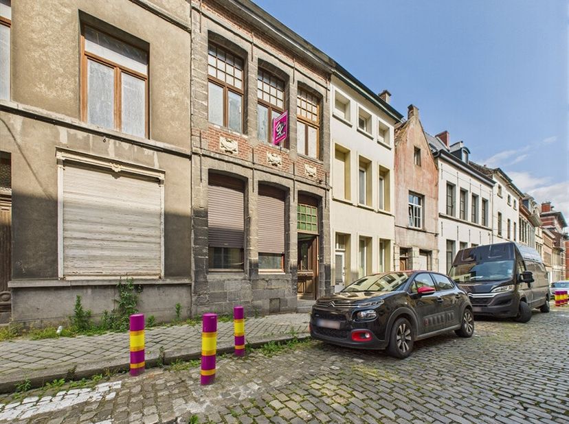 À deux pas de la célèbre Place de Lille à Tournai, cette maison à rénover représente une opportunité rare, idéalement située à proximité immédiate des