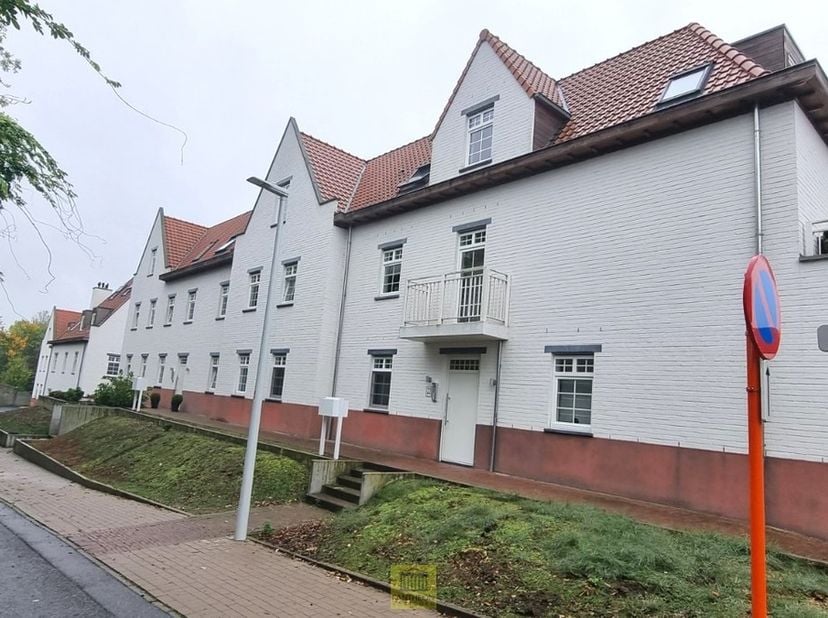 Recent nieuwbouwappartement, rustig gelegen, doch nabij dorpscentrum (tal van winkels, horeca, park,...) gelegen op de 1ste verdieping. Appartement om