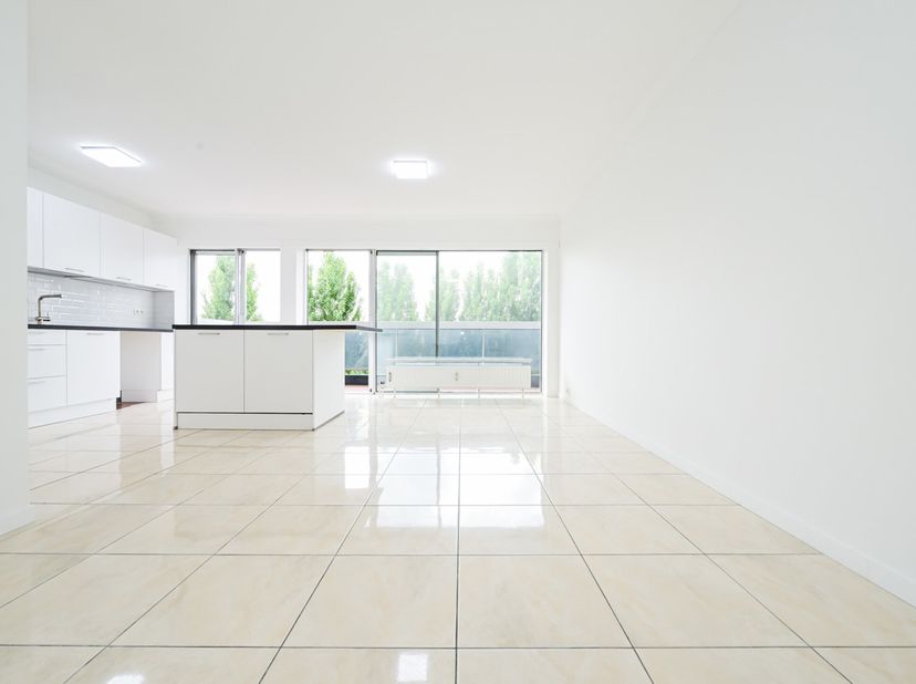 Charmant appartement lumineux, entièrement rénové, situé au 4ème étage dune copropriété soignée et sécurisée, sans vis-à-vis, proche de toutes commodi
