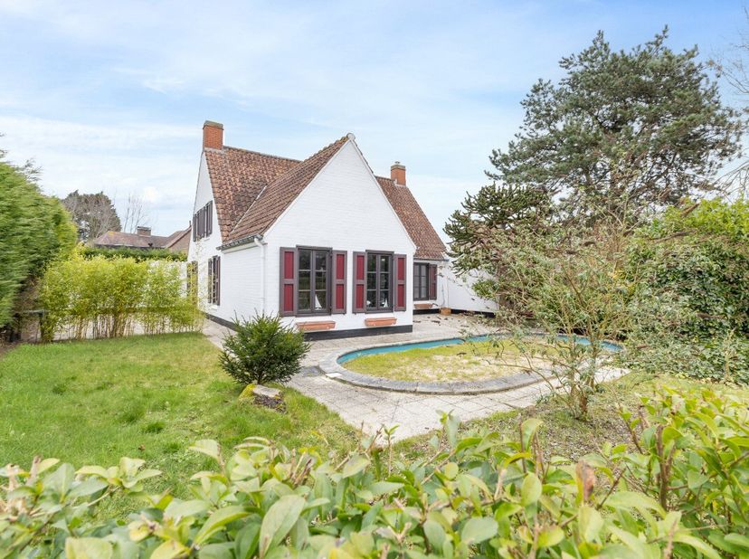 Koksijde : Unieke villa op 700m² grond te koop in Koksijde-bad. Zeer rustig gelegen maar op toch op een steenworp van alle nodige faciliteiten. Uitger