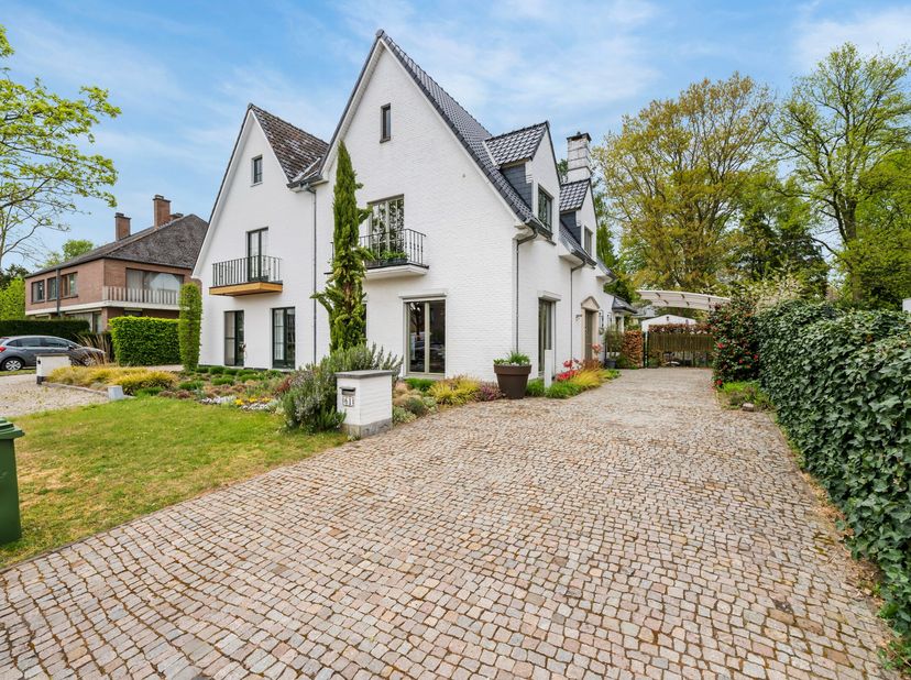 Welkom op de Carnegielaan 61, waar rust, comfort en bereikbaarheid perfect samenkomen. Deze karaktervolle woning is gelegen in een rustige, groene wij