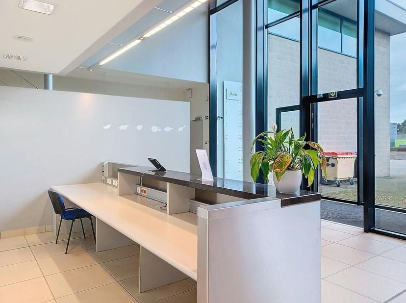 Découvrez ces 11 bureaux privés avec salles de réunion partagées, situés au rez-de-chaussée et au premier étage d&#039;un bâtiment moderne et lumineux à Ze