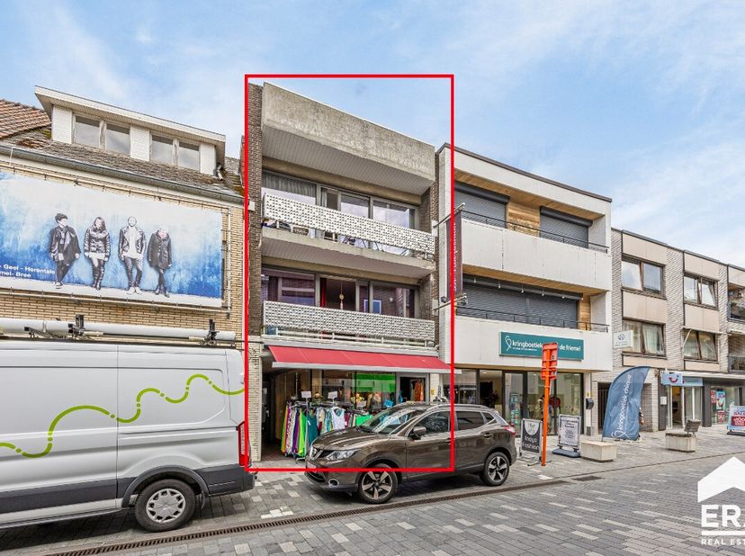 Immeuble commercial + 2 appartements au cur de LommelImmeuble d&#039;investissement très bien situé dans le cur commercial de Lommel. La propriété est divi