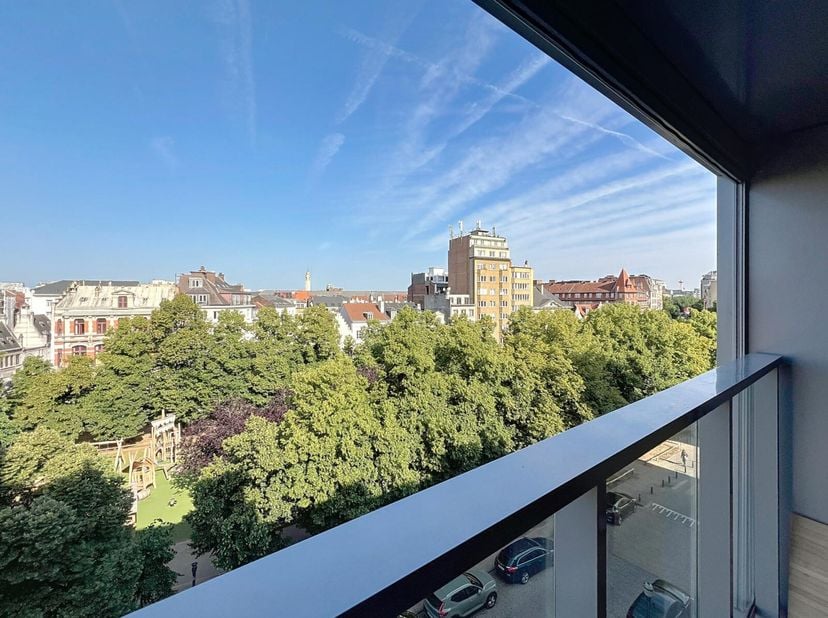In een eigentijds gebouw uit 2019 bevindt zich dit prachtige appartement van 112 m², dat baadt in het licht en is afgewerkt met oog voor detail. De wo