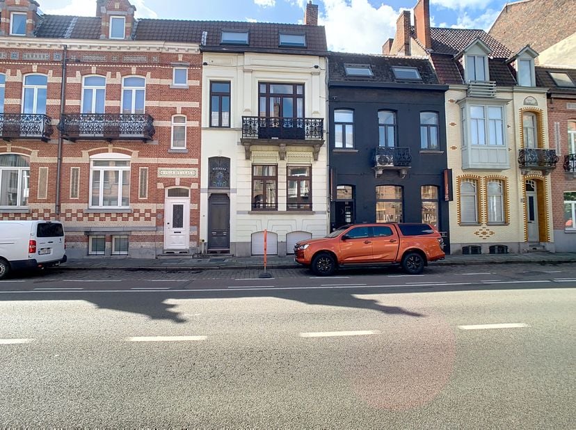 L&#039;appartement dispose de deux chambres spacieuses et d&#039;un salon confortable avec une cuisine ouverte entièrement équipée. Grâce à la terrasse attenant