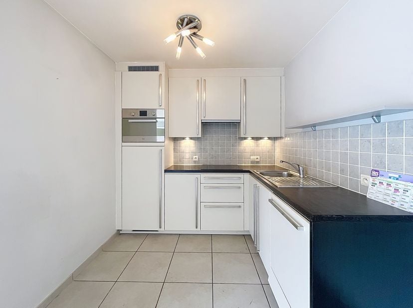 Ce récent appartement de 2 chambres à Ostende est à louer. Profitez d&#039;un espace de vie spacieux, d&#039;une cuisine ouverte et d&#039;une terrasse ensoleillée.&lt;