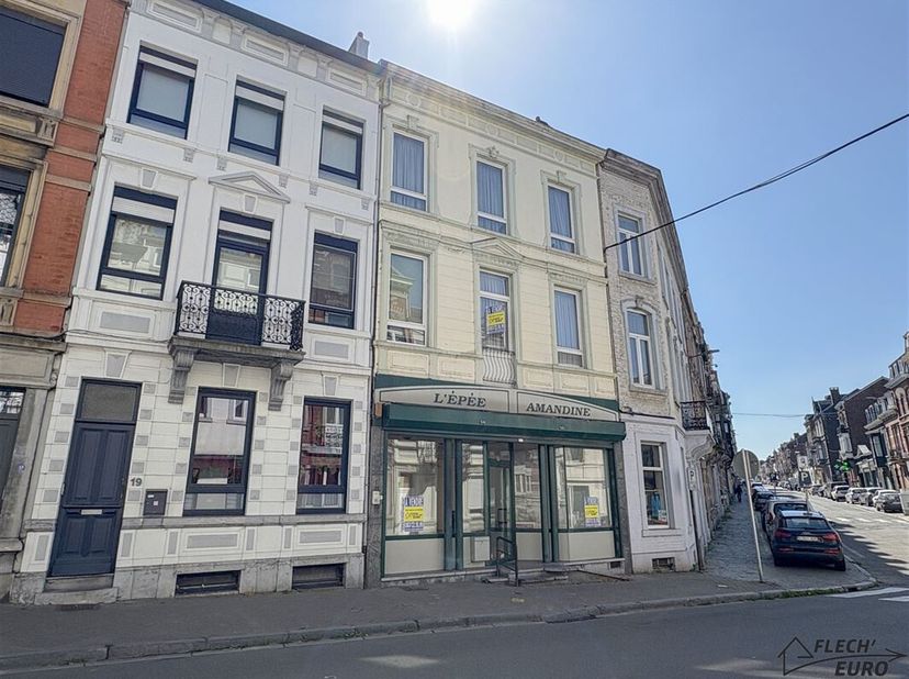 VERVIERS, aux portes de Heusy, idéalement situé dans le quartier des Minières, ce vaste immeuble mixte vous est proposé à la vente. Le rez-de-chaussée