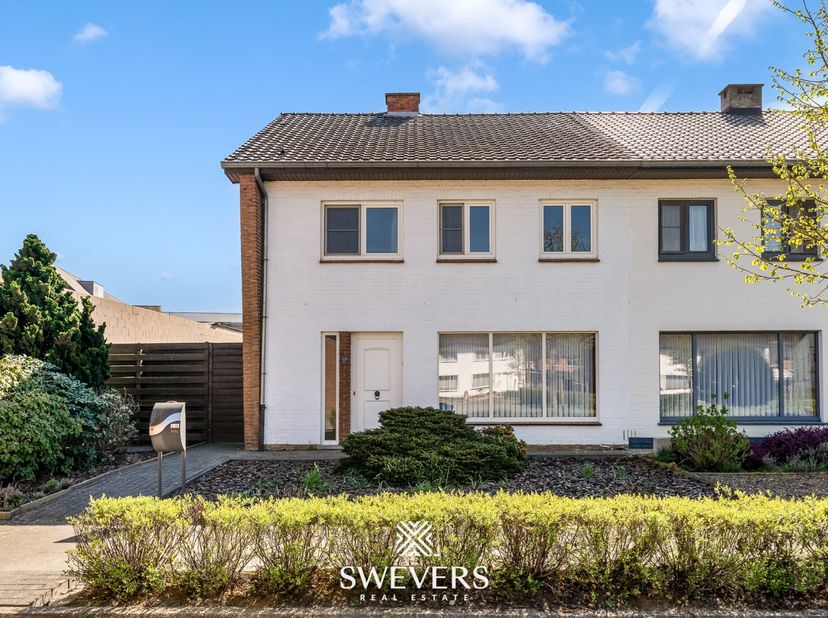 Voor meer info en fotos, surf naar www.swevers.be  In het hart van Paal, op wandelafstand van scholen, winkels en horeca, vind je deze te renoveren ha
