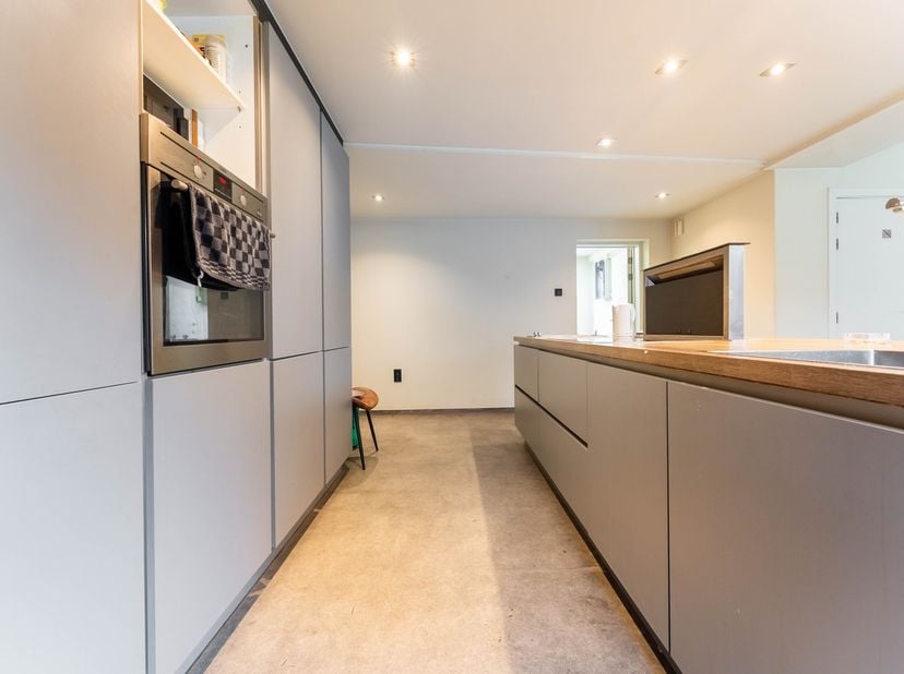 Deze woning vinden we terug in de Duinenstraat te Lommel. De woning is volledig omgebouwd naar een woning met maar liefst 9 slaapkamers. Momenteel doe