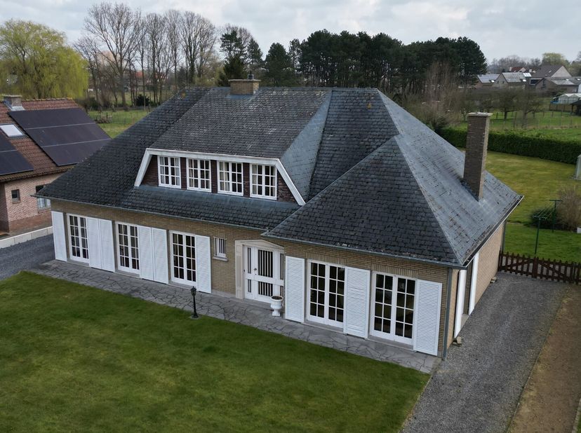 Karaktervolle woning met een brede gevel (17m) op een mooi en ruim perceel grond. In de achtertuin bevindt er zich een dubbele, gemetste garage van ±