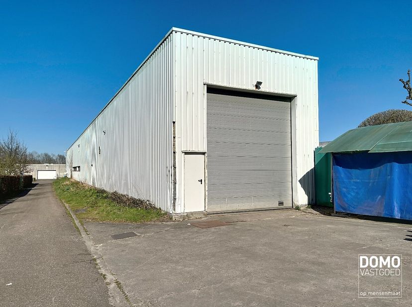 Deze ruime hangar van 236m² is gelegen op een goed bereikbaar industrieterrein in Hasselt, met een vlotte verbinding naar de autostrade.&lt;br /&gt;
De opsl