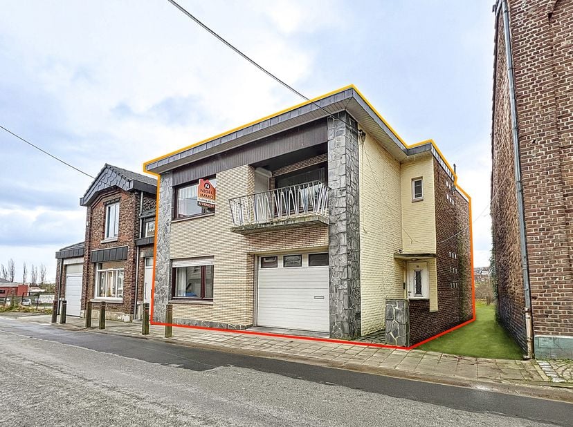 Nigel IMMO a le plaisir de vous présenter cette spacieuse maison 3 façades pleine de potentiel, située dans le charmant village de Heure-le-Romain. Av