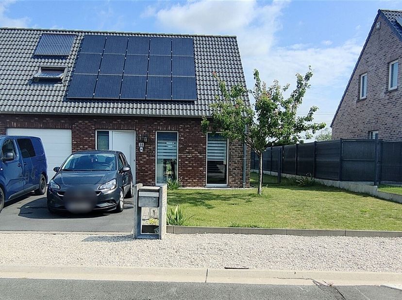 HENRO-IMMO vous propose cette charmante maison 3 chambres située dans un lotissement à Warchin.&lt;br /&gt;
Elle se compose :&lt;br /&gt;
* au rez-de-chaussée; d&#039;