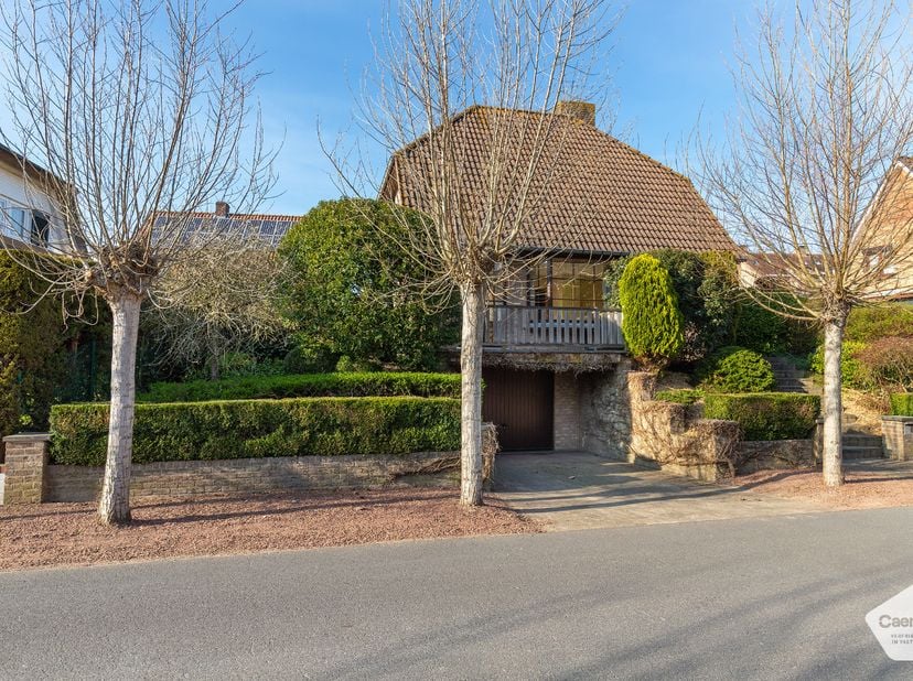 Deze prachtige villa ligt in een rustige villawijk in Oostduinkerke, op wandelafstand van de Zeedijk en het levendige Oostduinkerke-Bad. Dankzij de zu