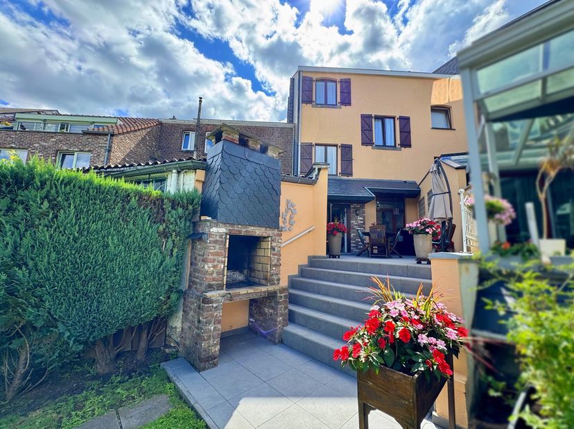 SOUS-SOL : ± 39m²&lt;br /&gt;
- Cave de ± 10 m² (atelier),&lt;br /&gt;
- Cave de ± 17 m² (avec remise à bois),&lt;br /&gt;
- Dégagement de ± 6 m²&lt;br /&gt;
REZ-DE-CHAUSSEE