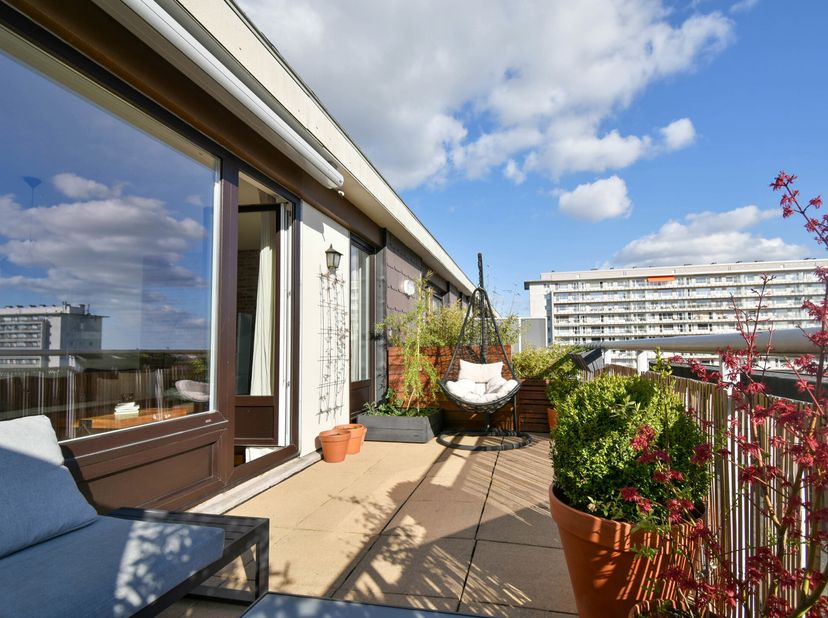 Idéalement situé à proximité d&#039;écoles, de commerces, du ring et des transports en communs, TRIOR vous propose ce charmant penthouse avec un belle terr