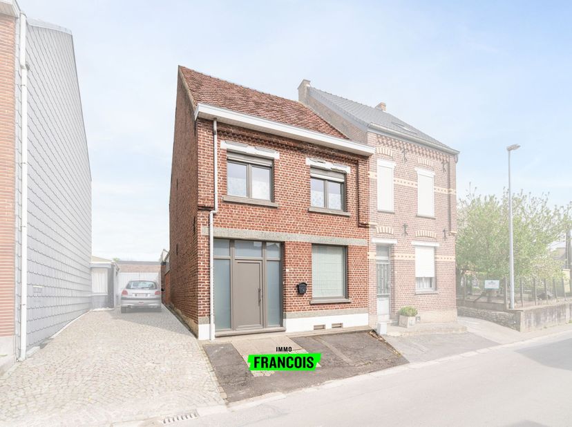 In St-Maria Oudenhove, het hartje van de Vlaamse Ardennen, bieden wij u graag deze charmante op te frissen woning aan o wandelafstand van de levendige
