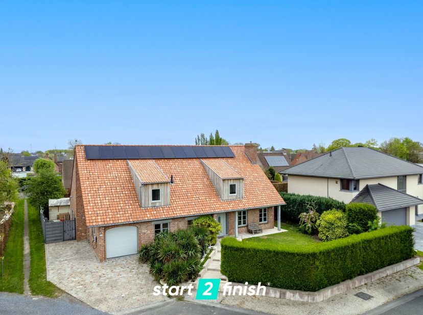 Ontdek deze statige en zeer ruime villa met tal van mogelijkheden in rustieke stijl, verscholen op een toplocatie in Bissegem. De woning bevindt zich