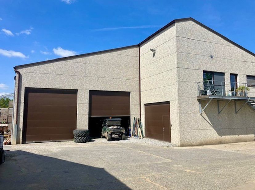 Deze vernieuwde loods is bereikbaar via een automatische garagepoort met toegangscode. Ze omvat 65m² bruikbare oppervlakte met een hoogte van 3,30m. D