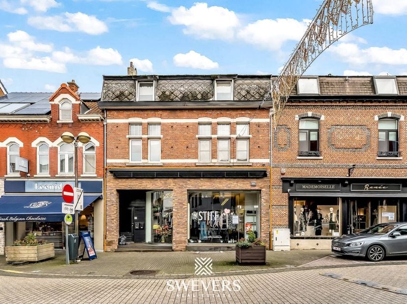 Voor meer info en fotos, surf naar www.swevers.be  Dit karaktervolle renovatieproject op Hoogstraat 27 in Beringen biedt een ideale kans voor ondernem