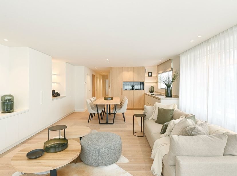 Schitterend HOEKappartement met 3 volwaardige slaapkamers ideaal gelegen in het midden van de Lippenslaan te Knokke.&lt;br /&gt;
Indeling: inkom met apart t