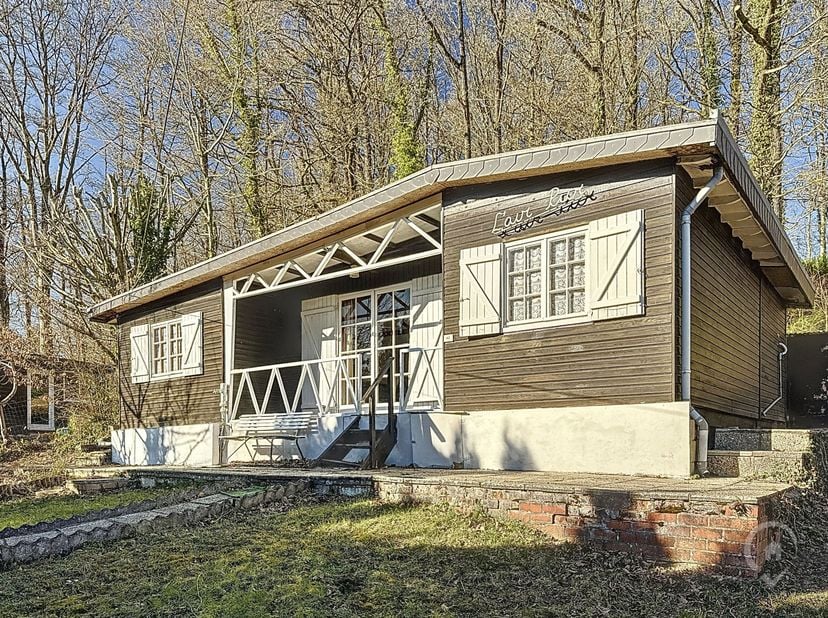 Vos Agences Condrogest Dinant vous propose ce chalet à vendre situé au cur de la vallée de la Meuse à Hastière,  une invitation à la détente et à léva