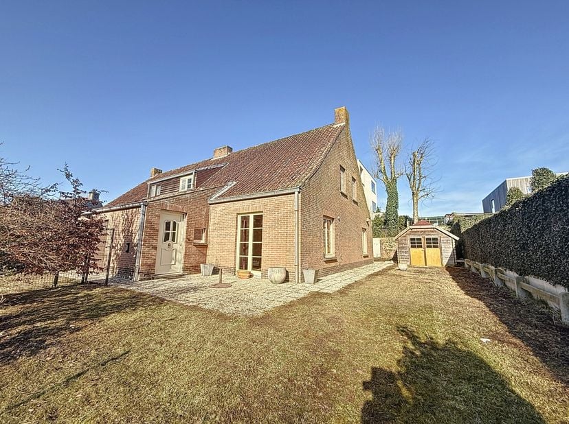 Rustig gelegen halfopen woning op enkele stappen van de Plaatsduinen te Oostduinkerke-dorp.&lt;br /&gt;
Indeling: inkomhal met apart toilet, een ruime woonk