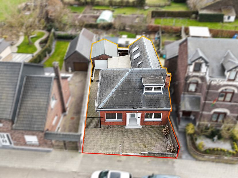 Nigel IMMO a le plaisir de vous présenter cette charmante maison 4 façades, dune superficie totale de 164 m², implantée sur un terrain de 261 m² dans