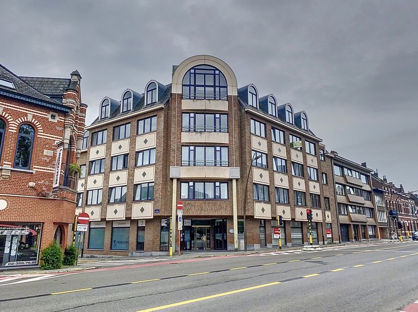 Plan je afspraak in op www.living-stone.be&lt;br /&gt;
Penthouse met zonneterras in centrum Halle.&lt;br /&gt;
Gelegen op de 4e verdieping - bereikbaar met lift.&lt;