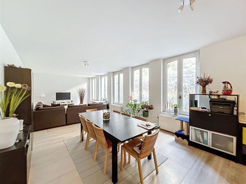 In het hart van het stadscentrum ligt dit appartement met 2 slaapkamers van ongeveer 54 m² op de 1e verdieping.&lt;br /&gt;
Het bestaat uit een hal, woonkam