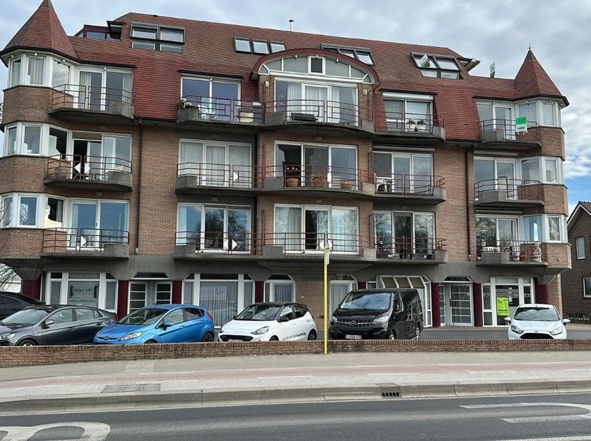 Prachtig woon appartement met 2 slaapkamers en een staanplaats Bij binnenkomst verwelkomt de inkomhal, voorzien van ingemaakte kasten, je in dit gezel