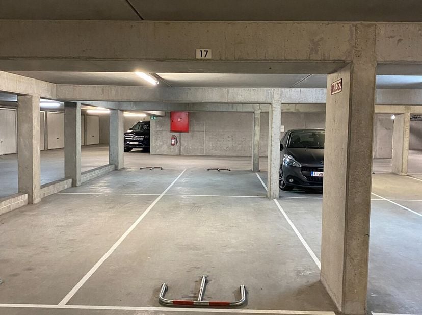 Ruime staanplaats in residentie Vroegezonne, nabij de minigolf in het Zoute.&lt;br /&gt;
De ruime staanplaats is gelegen op enkele meters van het strand en