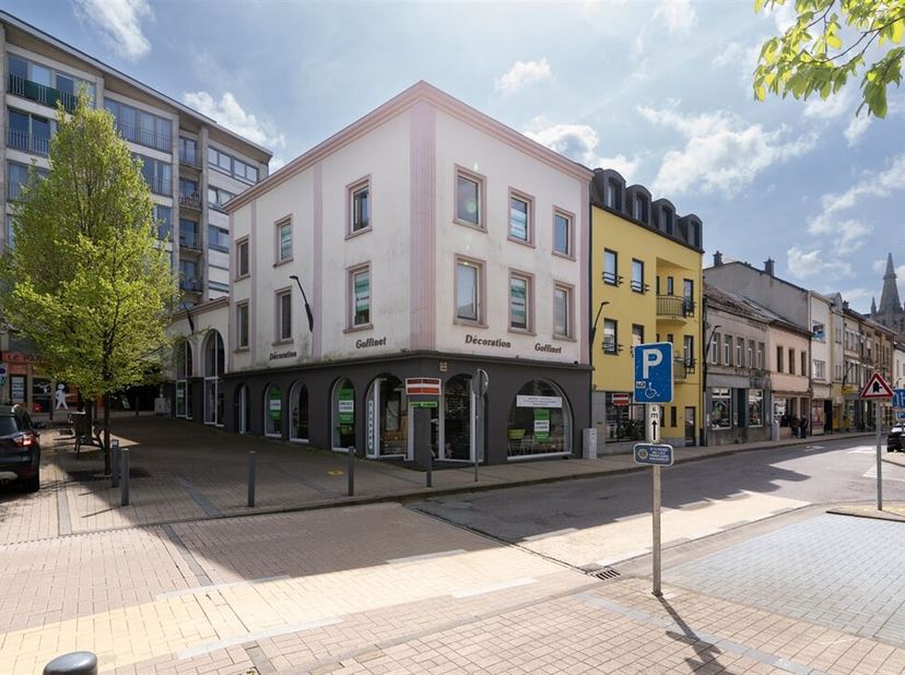 W Immobilière vous propose à Arlon, au coeur du centre-ville,  une maison de commerce idéalement située avec une forte visibilité. Le rez-de-chaussée