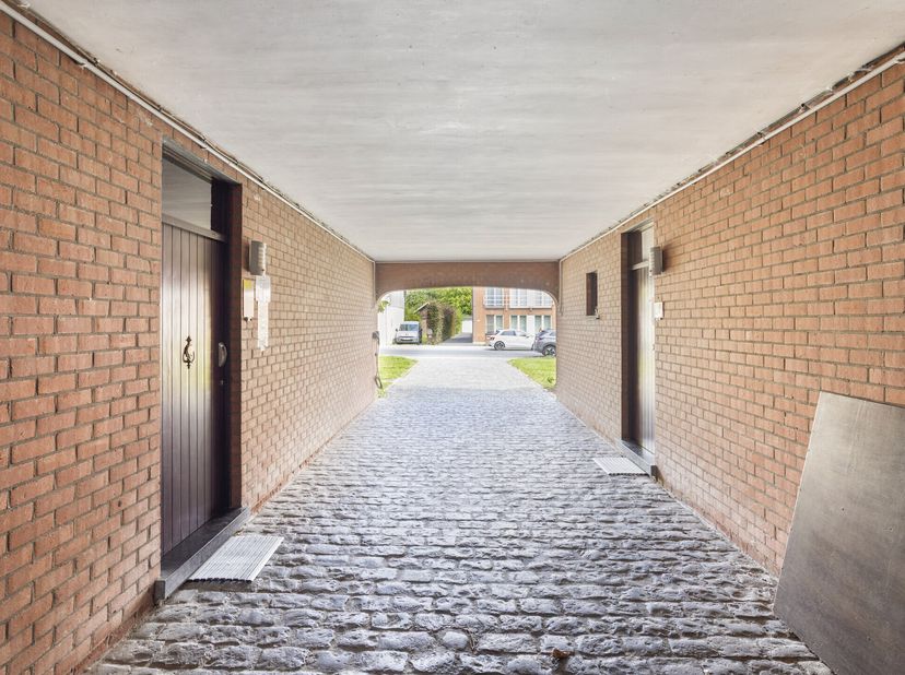 Op een toplocatie in een rustige, residentiële buurt van Roeselare vind je deze uitzonderlijk ruime open bebouwing of kangoeroewoning, gebouwd in 1976