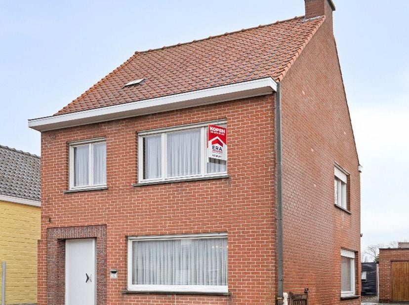 [[ CE BIEN PARTICIPE À LA JOURNÉE MAISONS OUVERTES ERA LE 14/6 DE 13:00 À 14:00 ]] Maison solide à rénover à vendre à Olsene. Cette maison proche du c