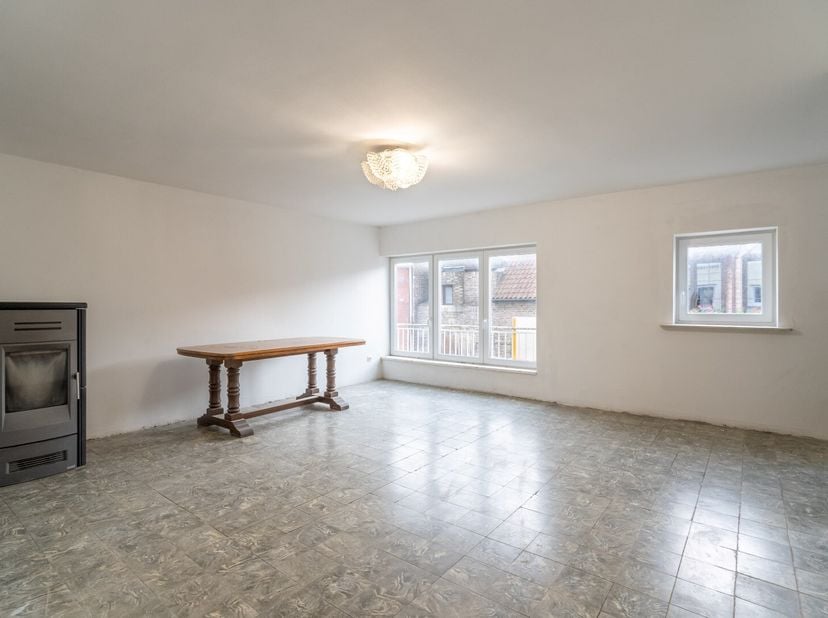Dit appartement bevindt zich op een uitstekende locatie vlakbij het centrum van Kuurne. In het appartement werden al grote werken uitgevoerd zoals her