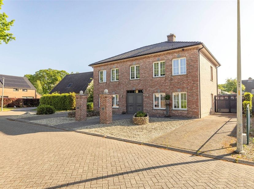 Ruime, goed onderhouden woning op een perceel van ca 800 m² &lt;br /&gt;
Indeling:&lt;br /&gt;
Gelijkvloers:&lt;br /&gt;
Inkomhal, gastentoilet, leefruimte ( zithoek en