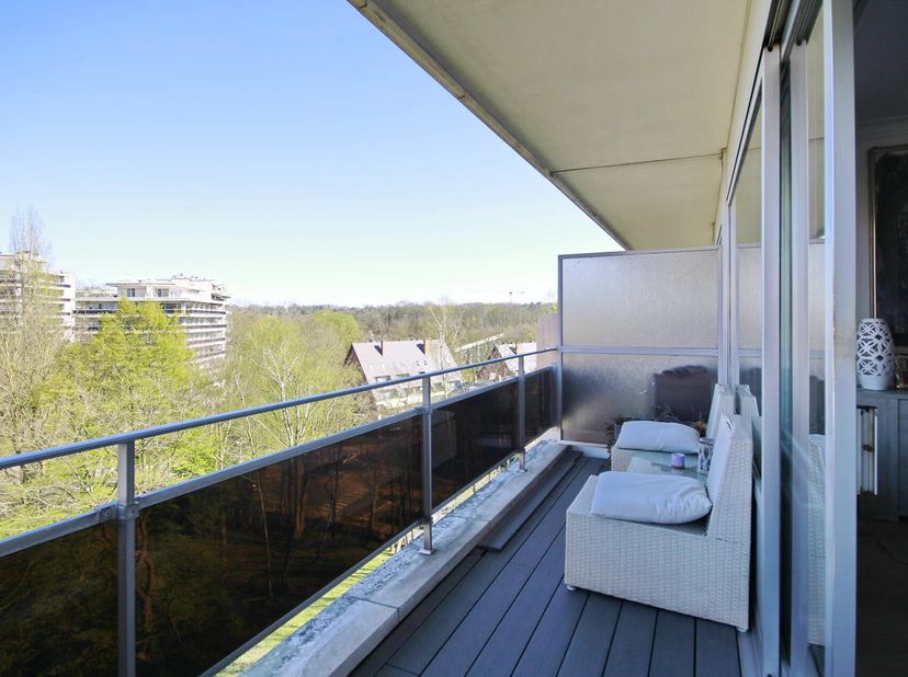 Hall d&#039;entrée avec vestiaire et toilette séparée, espace de vie, cuisine équipée, 2 chambres de respectivement ± 18m² et ± 12m² (chacune avec dressing