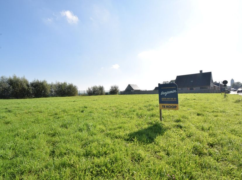 - Ideale ligging in Woumen: Kerkhofstraat 1&lt;br /&gt;
- Lot bouwgrond van 8a 11ca&lt;br /&gt;
- Geen bouwverplichting&lt;br /&gt;
- Prijs: euro 162.200