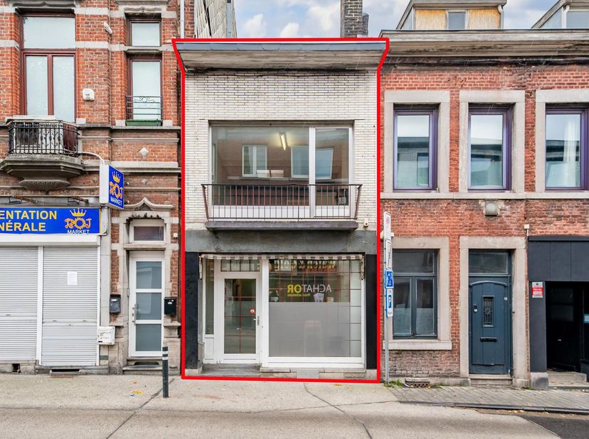 Situé dans le Centre de Herstal à proximité de toutes commodités, écoles et commerces, immeuble (anciennement commerce) avec nombreuses possibilités d