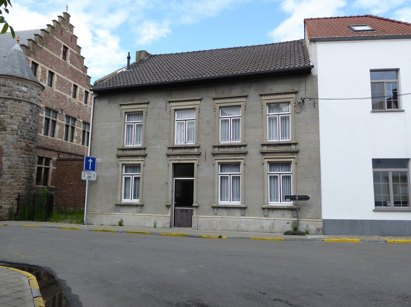 TE RENOVEREN WONING  &lt;br /&gt;
 &lt;br /&gt;
Deze goedgelegen woning met drie slaapkamers bevindt zich in het hartje van Zoutleeuw. Ze is te renoveren, maar go