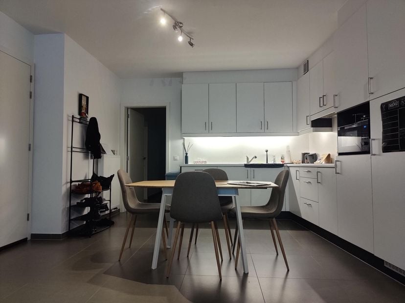 Dit gezellig appartement is gelegen nabij het centrum van Dessel, langs de rustige Lorzestraat.&lt;br /&gt;
Het appartement is toegankelijk via de gemeensch